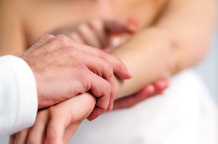 Dermatologe ënnersicht e Patient mat Psoriasis